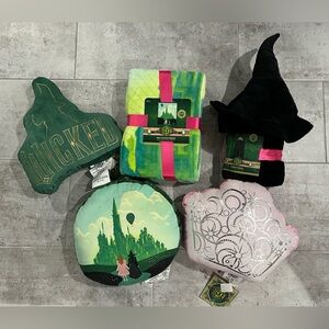 WICKED Green and Pink Accent Pillows and Plush Blankets Set